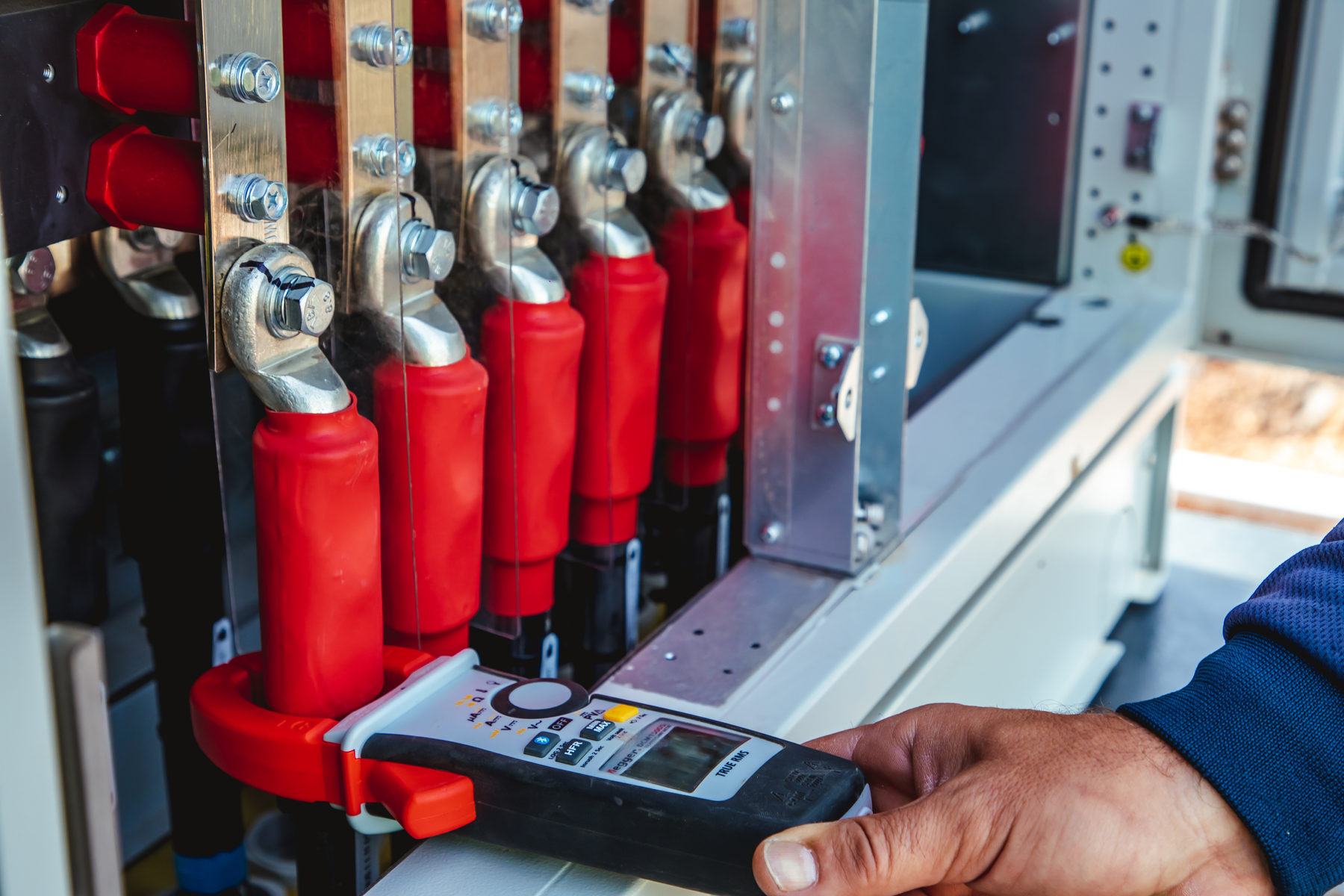 Técnico realizando mantenimiento eléctrico